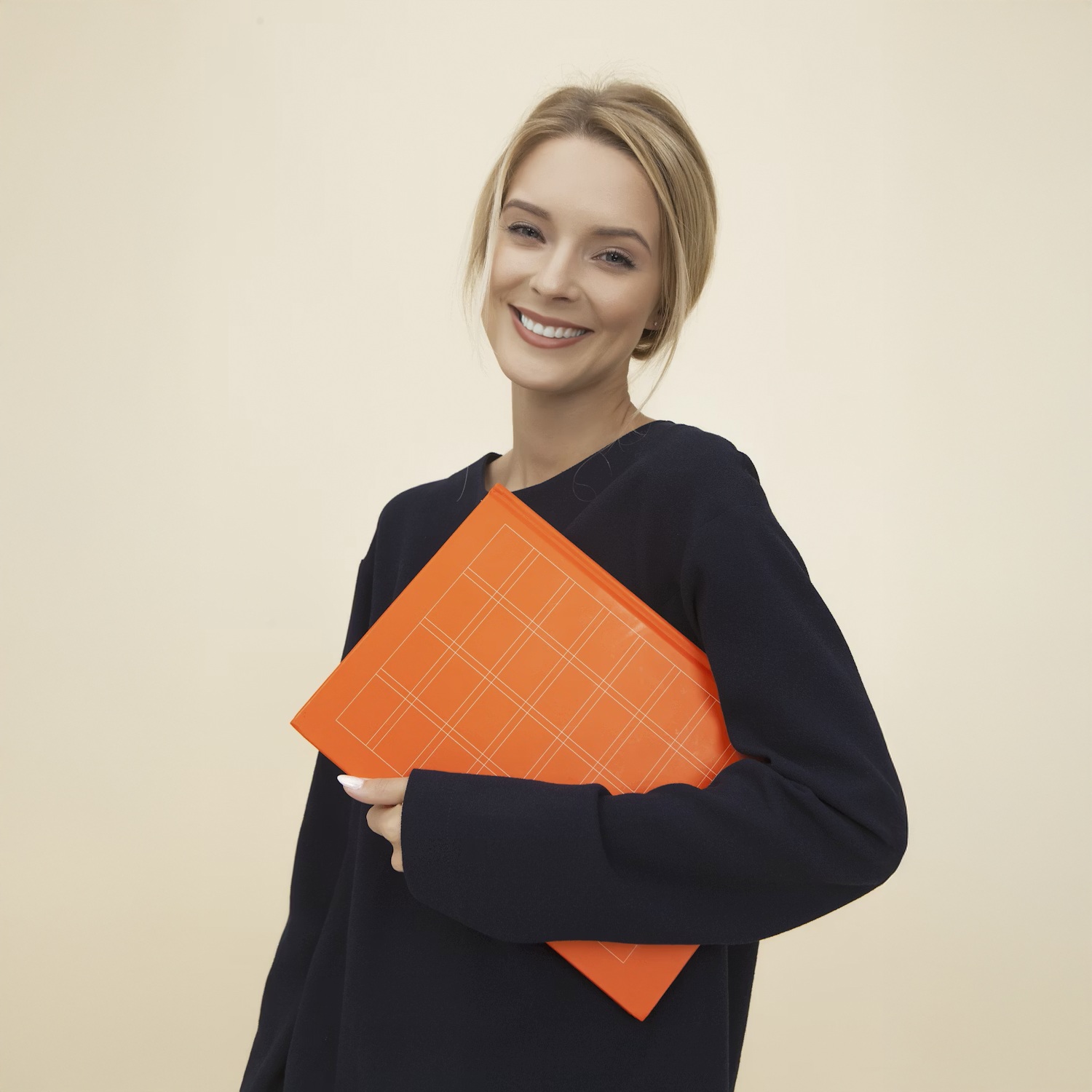 Mulher segurando caderno